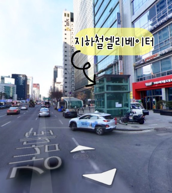골목길 옆 지하철과 연결된 엘리베이터