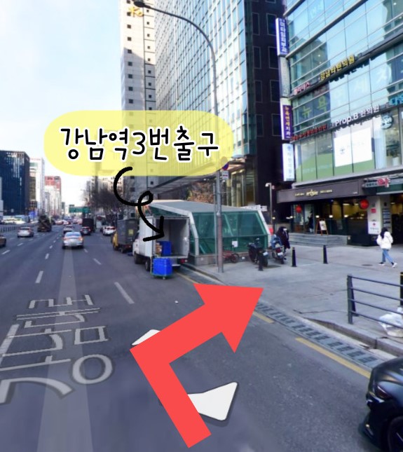 엘리베이터를 지나 강남역 3번 출구가 보이는 지점